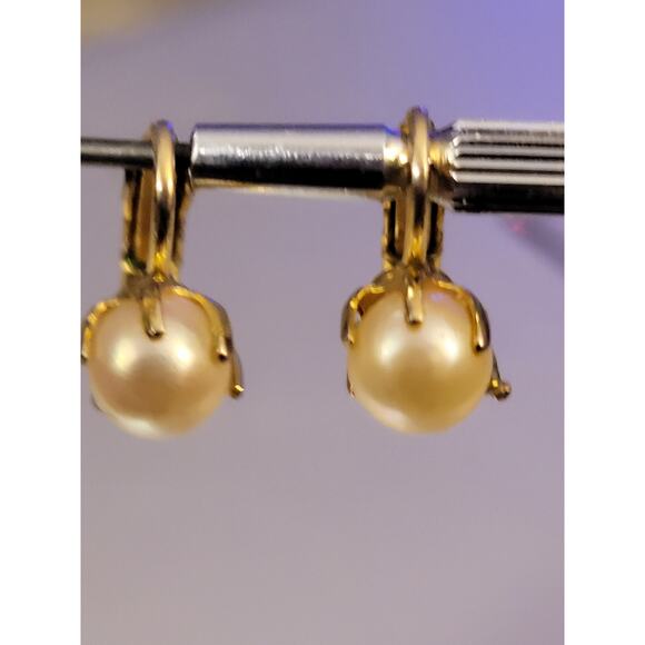 White Pearls Goldtone clip on Earrings - Picture 4 of 4